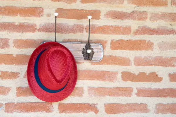 Chapeau Rouge Accroché Crochet Manteau Sur Fond Mur Briques — Photo