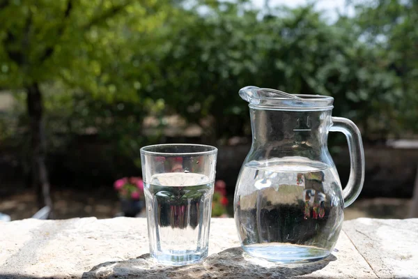 Kruik Glas Water Buiten Een Muur Tuin — Stockfoto
