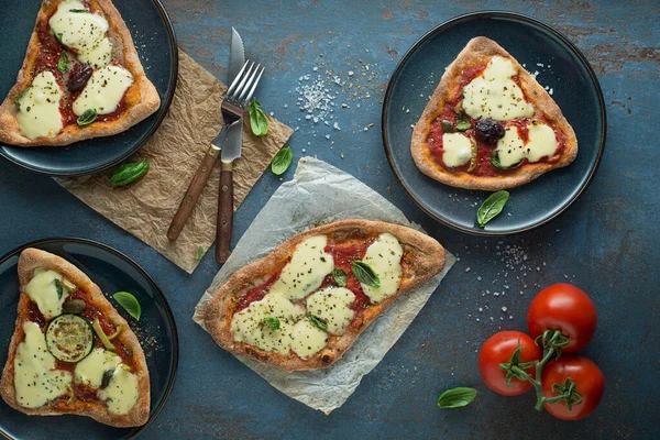 Comendo Deliciosas Pizzas Italianas Com Queijo Legumes Espaço Cópia Vista — Fotografia de Stock