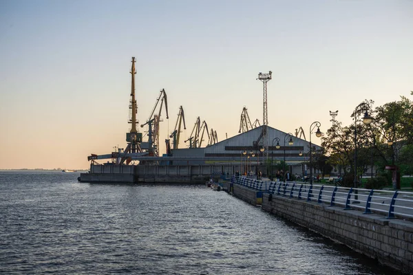 Kherson Ukraina 2019 Widok Port Chersoniu Nasypu Wiosną Wieczorem — Zdjęcie stockowe