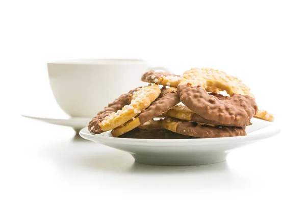 Biscoitos Doces Anéis Prato Cookies Com Chocolate Isolado Fundo Branco — Fotografia de Stock