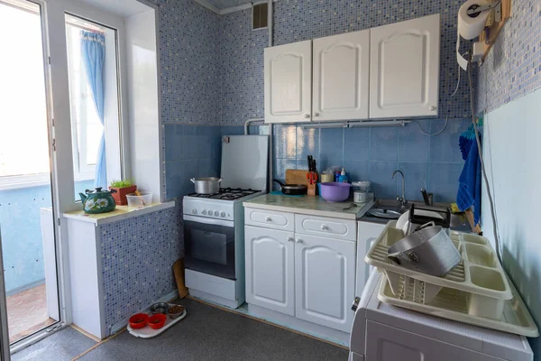 バルコニーにアクセスできる古いキッチンのインテリア — ストック写真
