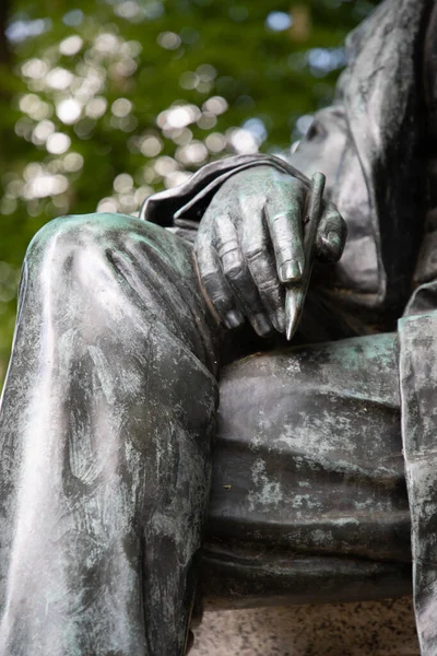 Estatua Una Mujer Parque — Foto de Stock