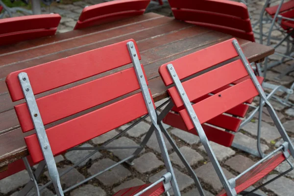 街上的红色椅子 — 图库照片
