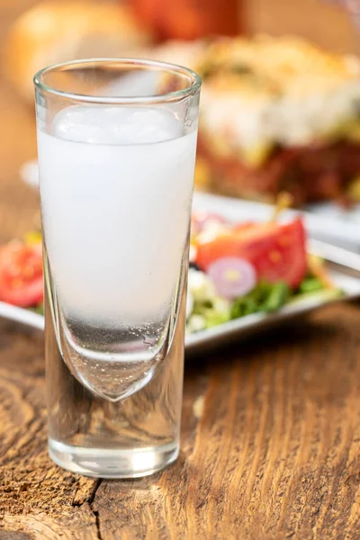 Glas Kaltes Bier Mit Frischem Gemüse Und Gewürzen — Stockfoto