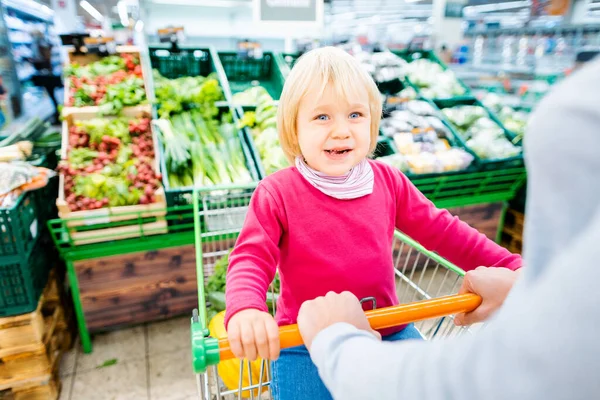 Moeder Peuter Met Winkelwagen Supermarkt Aankoop Boodschappen — Stockfoto