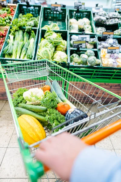 Man Shopping Supermarket Pushing His Trolley Vegetables Groceries — Stock Photo, Image