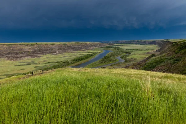 Smukt Landskab Med Flod Overskyet Himmel - Stock-foto