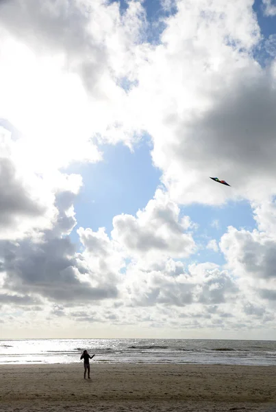 Ein Mann Spaziert Strand — Stockfoto