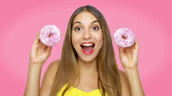Glücklich Fröhlich Aufgeregt Junge Frau Hält Zwei Donuts Den Händen — Stockfoto