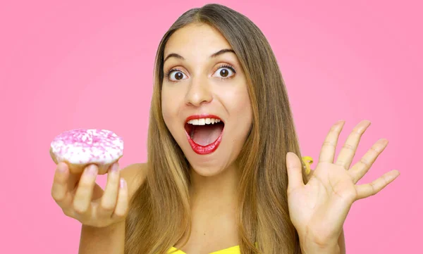 Aufgeregt Lustige Fröhliche Mädchen Hält Donut Auf Rosa Backgrond — Stockfoto