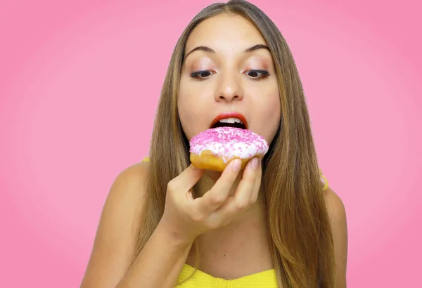 Hungrige Junge Mädchen Essen Donut Über Rosa Hintergrund — Stockfoto