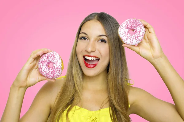 Nahaufnahme Von Mädchen Halten Donuts Schaut Auf Die Kamera Auf — Stockfoto