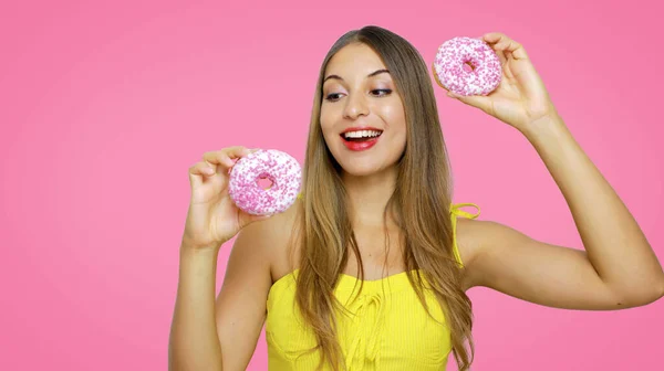 Ziemlich Lustige Mädchen Tanzen Fröhlichhalten Donuts Auf Rosa Hintergrund — Stockfoto