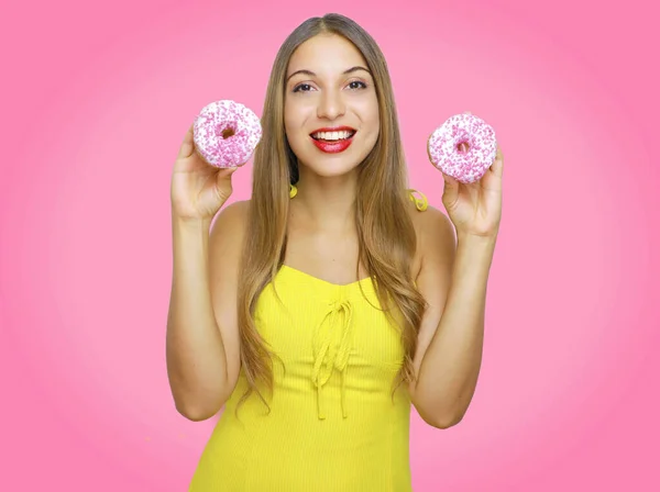 Porträt Von Schönen Jungen Frau Hält Donuts Auf Rosa Hintergrund — Stockfoto