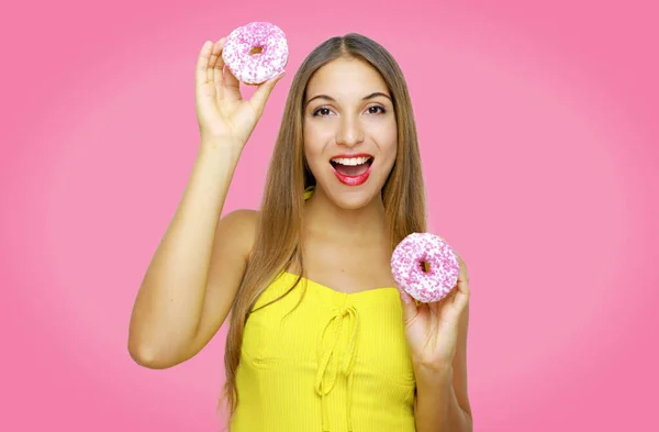 Ziemlich Lustige Mädchen Tanzen Fröhlich Halten Donuts Auf Rosa Hintergrund — Stockfoto