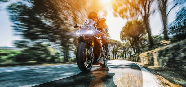 Motocykl Wybrzeżu Jazdy Drogowego Zabawy Jazdy Pustą Autostradą Wycieczkę Motocyklowym — Zdjęcie stockowe