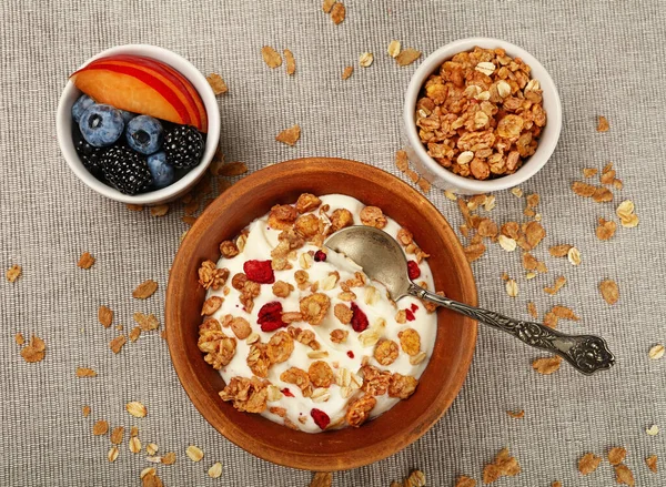 Zblízka Část Müsli Granola Snídaně Jogurtem Ovocem Bobulemi Zvýšený Horní — Stock fotografie