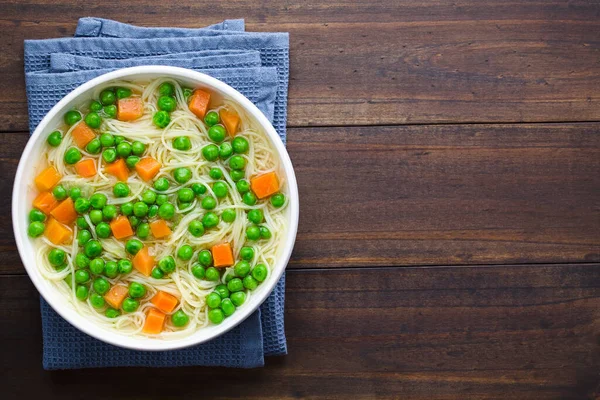 Sup Mie Sayuran Segar Buatan Sendiri Dengan Wortel Kacang Polong — Stok Foto