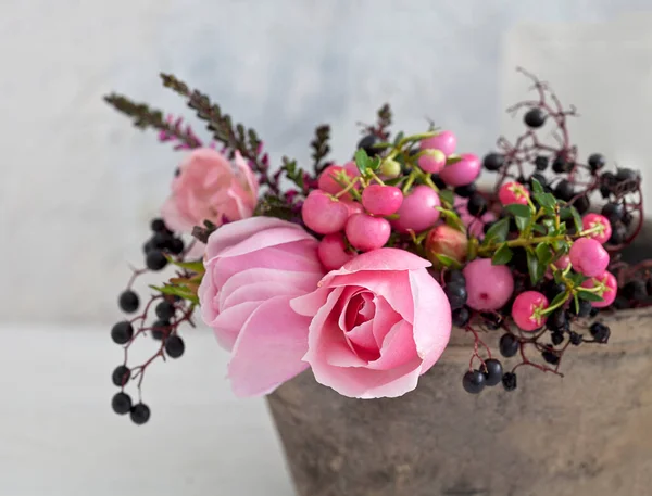 Bellissimi Fiori Vaso Uno Sfondo Legno — Foto Stock