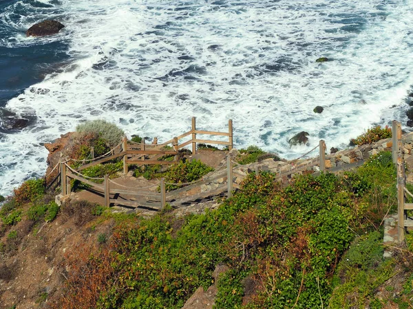 Крутая Деревянная Лестница Спускается Крутому Побережью Романтическому Пляжу Бенихо Горах — стоковое фото