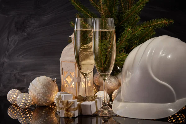 Sombrero Duro Construcción Gafas Vino Con Champán Cajas Regalo Adorno —  Fotos de Stock