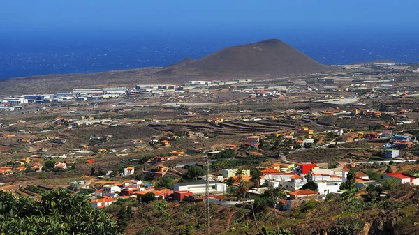 你可以俯瞰加那利岛南部宽阔平坦 缓缓上升的桂玛谷 那里有绿色的植被和开花的灌木 在五彩斑斓的小村庄和深蓝色的大西洋之间 — 图库照片