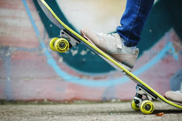 Skateboard Stunt Utbildning Skateboard Och Barnfötter Sneakers Mot Vägg Bakgrund — Stockfoto