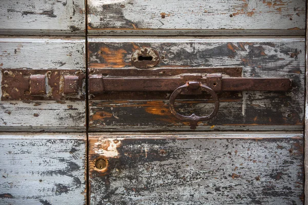 Vecchio Lucchetto Arrugginito Sullo Sfondo Legno — Foto Stock