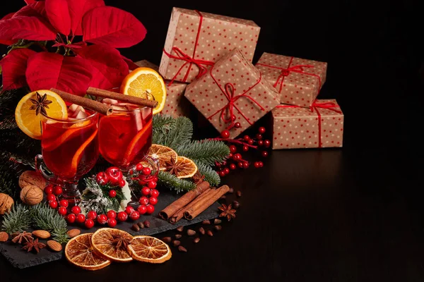 Natura Morta Con Bicchieri Vin Brulè Alla Frutta Fiori Poinsettia — Foto Stock