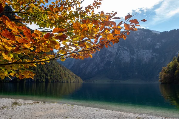 Piękny Jesienny Krajobraz Jeziorem Górami — Zdjęcie stockowe