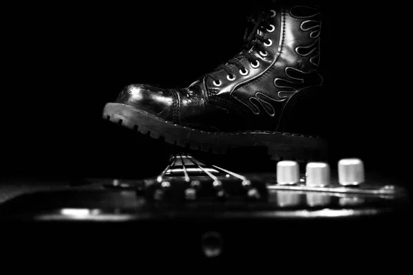 Zwalczania Boot Stepping Gitarze Basowej Hard Rock Heavy Metal Concept — Zdjęcie stockowe