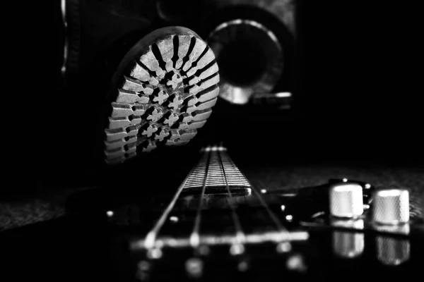 베이스 기타에 스테핑 헤비메탈 — 스톡 사진