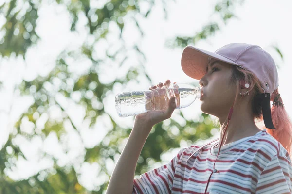 Primer Plano Una Mujer Bebiendo Agua Biberón Después Del Ejercicio — Foto de Stock
