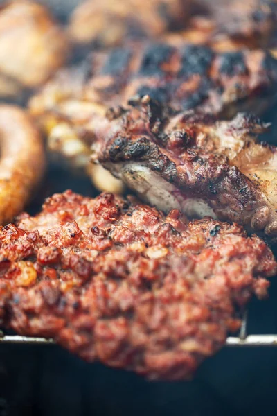 Barbecue Stekt Korv Bakgrund Närbild Korv Kebab Kol Traditionell Matlagning — Stockfoto