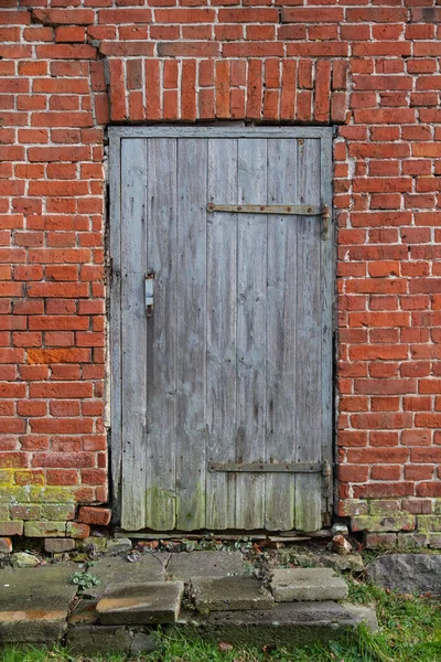 Παλιό Τοίχο Από Τούβλα Μια Κόκκινη Πόρτα — Φωτογραφία Αρχείου
