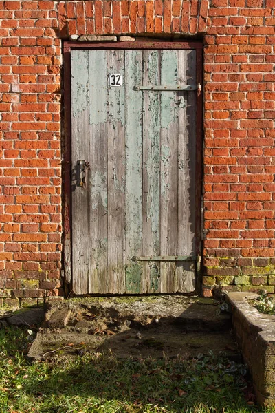 Vieja Puerta Madera Con Una Pared Ladrillo Rojo —  Fotos de Stock