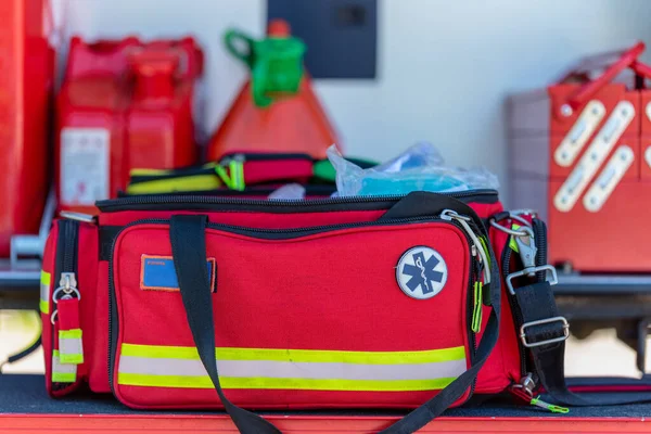 急救箱是一个打开的红色急救箱袋 装有黑色拉链 并在特写镜头中操作 并在敞篷消防车内进行特写操作 — 图库照片