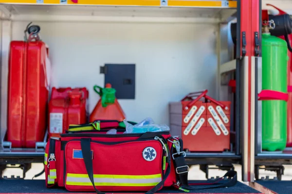急救箱是一个打开的红色急救箱袋 装有黑色拉链 并在特写镜头中操作 用敞篷消防车来处理 — 图库照片
