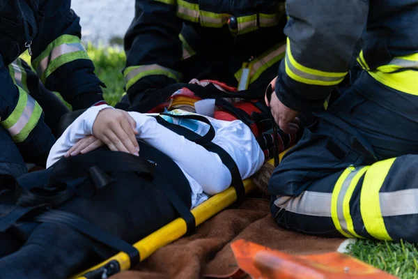 Víctima Accidente Coche Yace Una Camilla Bomberos Ayudan —  Fotos de Stock