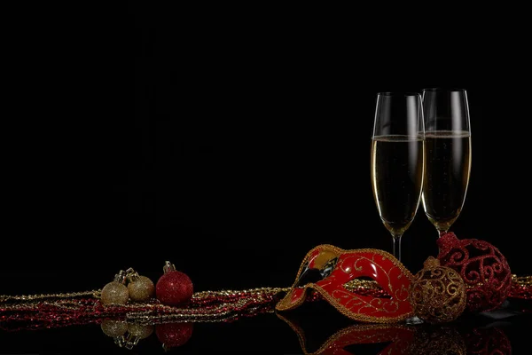 Champagne Een Glas Rode Wijn Een Zwarte Achtergrond — Stockfoto