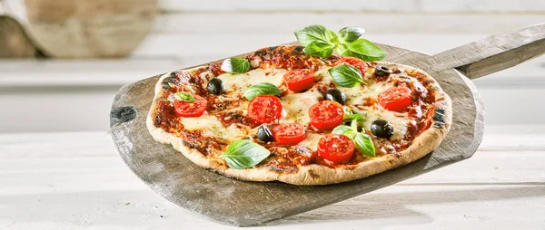 Margherita Pizza Italiana Com Coberturas Adicionais Crosta Crocante Forno Exibido — Fotografia de Stock