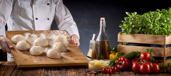 Chef Padeiro Carregando Uma Placa Com Porções Massa Crua Para — Fotografia de Stock