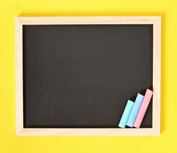 Chalkboard Com Moldura Madeira Giz Colorido Lado Isolado Fundo Amarelo — Fotografia de Stock