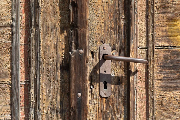 木製のドアの古い錆びた南京錠 — ストック写真