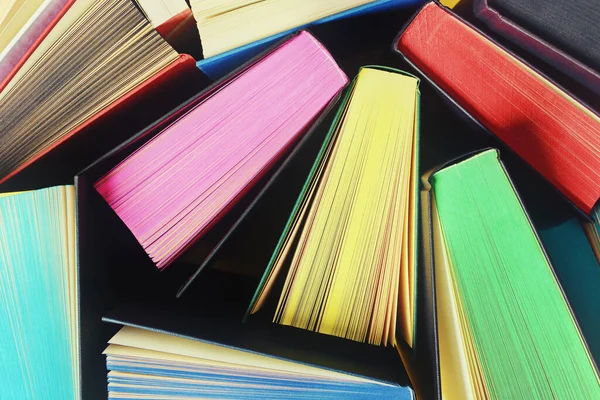 Vista Superior Varios Libros Abiertos Con Bordes Pulverizados Multicolores — Foto de Stock