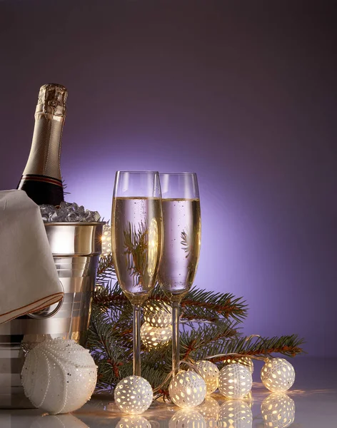 Buzlu Bir Kovada Duran Şampanya Şişesi Iki Dolu Şampanya Kadehi — Stok fotoğraf