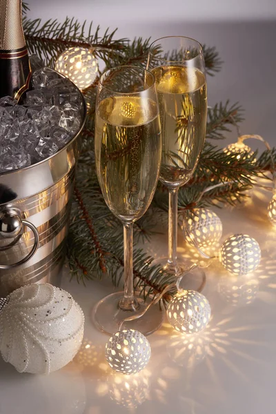 Stillleben Mit Champagnerflasche Eimer Mit Eis Zwei Vollen Champagnerflöten Lichtergirlanden — Stockfoto