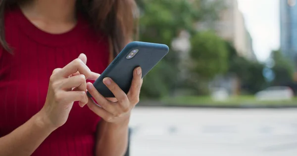 Mujer Usando Teléfono Móvil Ciudad — Foto de Stock