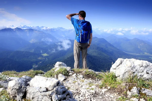 Excursionist Este Căutarea Alpii Frumoase — Fotografie, imagine de stoc
